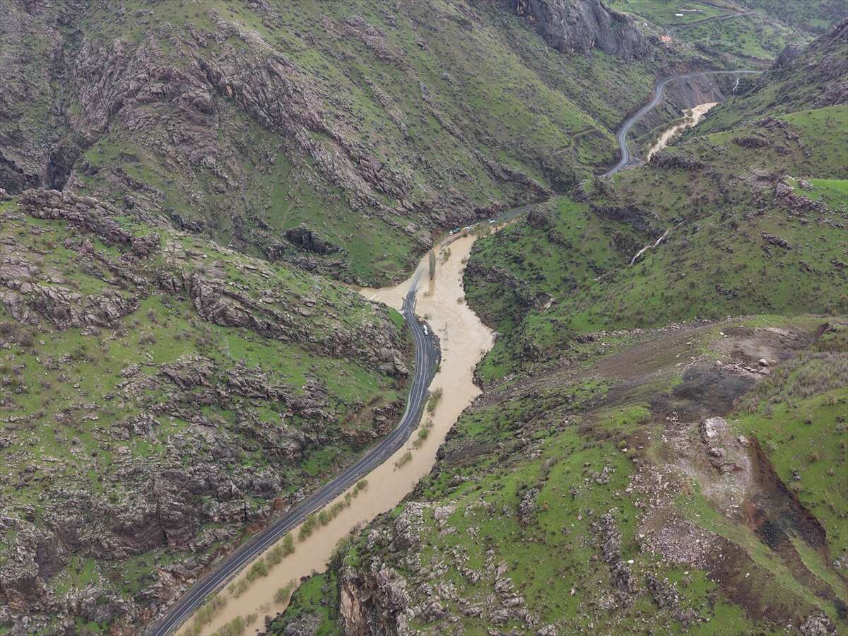 Yeni bir sel ve yol vakası daha! Dere taştı, kara yolu sular altında kaldı 5